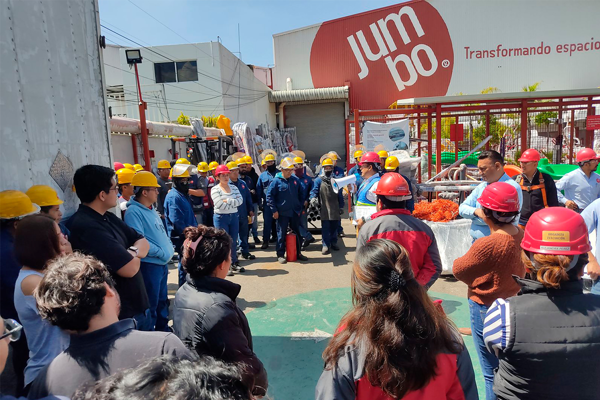 Colaboradores de Productos Jumbo ubicados en el punto de reunión después del Simulacro de Sismo